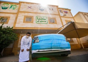 بلوحات على جدران منزله.. مواطن بمكة يعرب عن تقديره للقيادة ويوجه رسائل توعوية لمواجهة “كورونا”