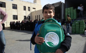 مركز الملك سلمان يواصل توزيع الحقائب المدرسية على اللاجئين السوريين بـ عمان