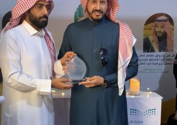 تعليم الجوف يكرم الأستاذ “فواز بن الغثيان الرويلي” تعليم الجوف يكرم الأستاذ “فواز بن الغثيان الرويلي”