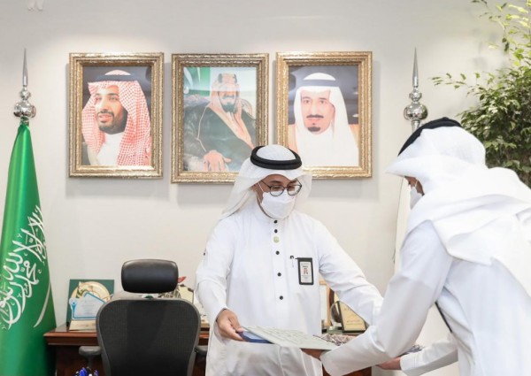 أمانة الجوف تعايد منسوبيها بالهدايا مع تطبيق الإجراءات الاحترازية أمانة الجوف تعايد منسوبيها بالهدايا مع تطبيق الإجراءات الاحترازية