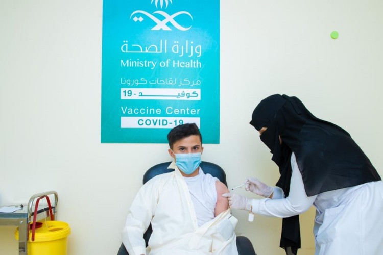 صحة حفر الباطن تبدأ في تطعيم الفئة العمرية من “12-18” عاماً بلقاح (فايزر)