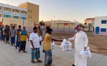 من خلال مبادرتها(يداً بيدا)غرفة صناعة تبوك توزيع 2000 وجبة صائم
