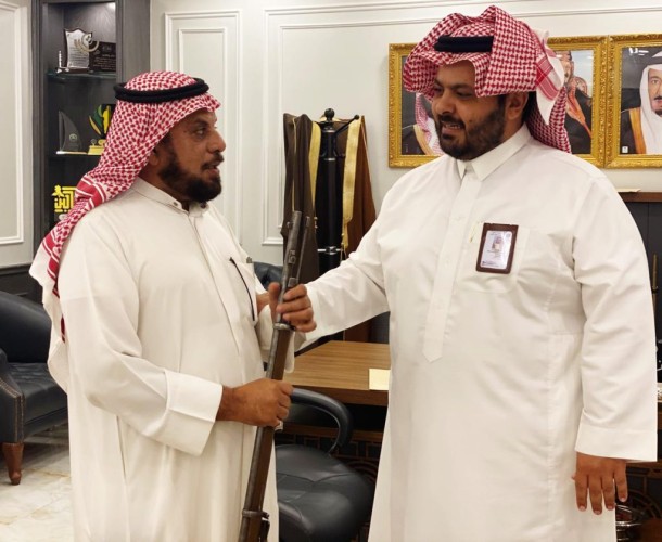 محافظ الدائر يهدي قطعه اثريه لمتحف طلاّن ويشيد بجهود صاحبه