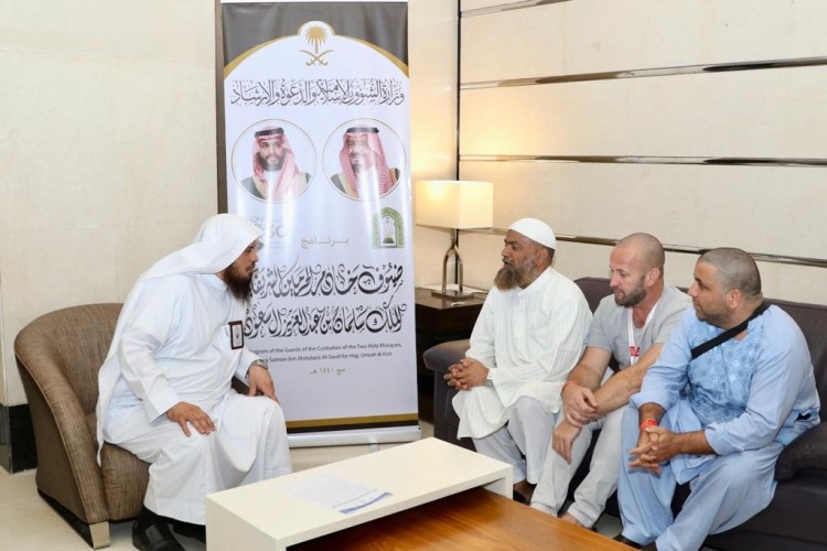 مدير الشؤون الإسلامية بالمدينة المنورة يلتقي ضيوف خادم الحرمين الشريفين للحج من أسر وذوي شهداء نيوزلاندا