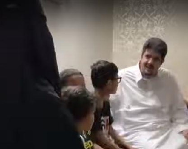بالفيديو.. الأمير عبد العزيز بن فهد يزور إحدى الأسر ويسأل عن أحوالها