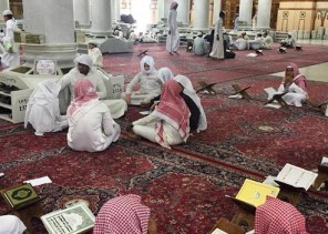 بعد انقطاع عامين .. عودة الحلقات القرآنية حضوريًا في المسجد الحرام بعد انقطاع عامين .. عودة الحلقات القرآنية حضوريًا في المسجد الحرام