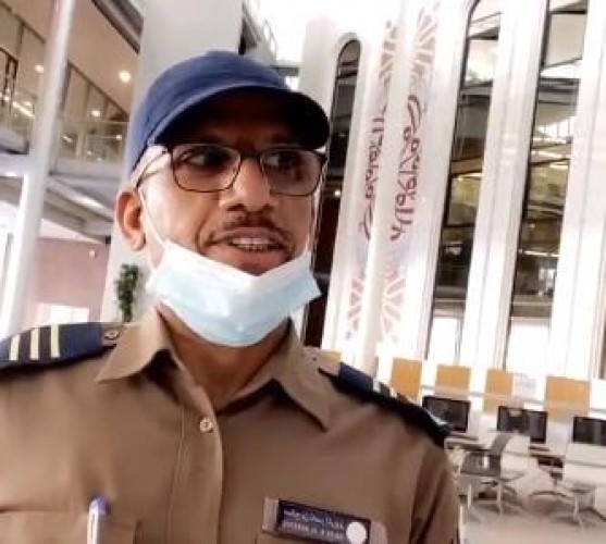يتحدث 3 لغات .. شاهد: حارس أمن يعمل في مكتبة الملك فهد منذ 30 عاماً