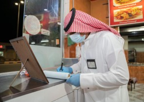 أمانة الجوف تنفذ 2592 جولة لمراقبة تطبيق تدابير كورونا وتغلق 17 منشأة مخالفة أمانة الجوف تنفذ 2592 جولة لمراقبة تطبيق تدابير كورونا وتغلق 17 منشأة مخالفة