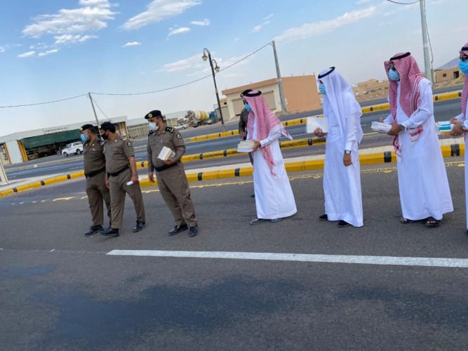 تفعيلاً لمبادرة أمير القصيم .. لجنة الشباب بالنبهانية يقومون بتوزيع الكتب الثمينة بمركز ابانات