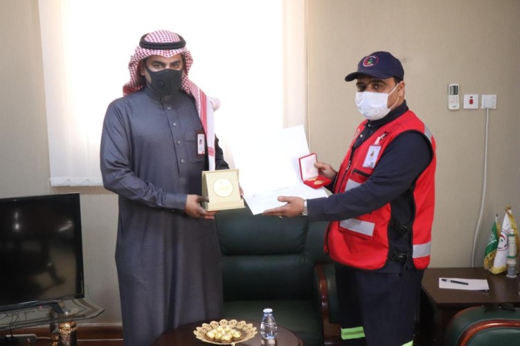 مدير عام الهلال الأحمر بالجوف يكرم بعض الموظفين المميزين
