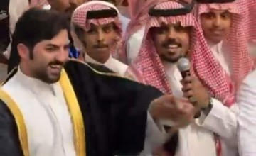 شاهد: عريس حائل نواف بن زبنه يرمي شماغه وسط العرضة في لحظة عفوية احتفالًا بزواجه