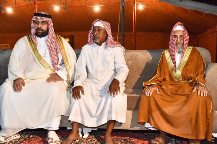 سمو نائب أمير جازان ينقل تعازي القيادة لوالد وذوي الشهيد جندي أول كليبي.