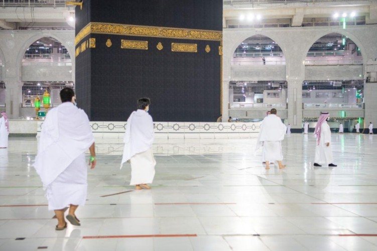 1000″ معتمر يصلون إلى بيت الله الحرام لأداء مناسك العمرة