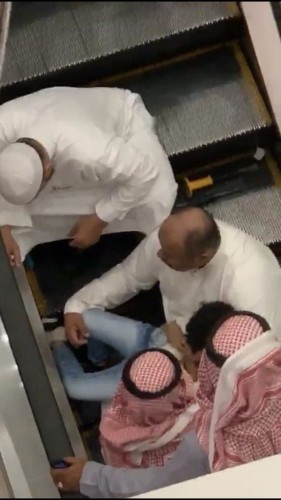 «مدني جدة» يحرر قدم طفل علقت بسلم كهربائي داخل مركز تجاري (صور)