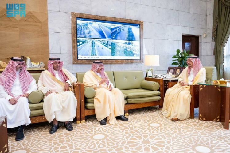 أمير منطقة الرياض يستقبل منسوبي الإمارة بمناسبة عيد الفطر المبارك