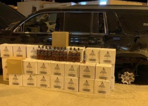 القبض على مواطن كان بحوزته 479 قارورة خمر مستوردة داخل سيارته في وادي الدواسر
