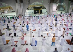 المصلون في المسجد الحرام مشاعر لا تصفها الكلمات وعظيم شكر للملك وولي عهده