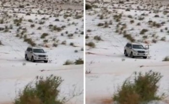 عقب هطول الأمطار المصحوبة بالبرد .. بالفيديو: صحراء النفود الكبير بـ”حائل” تتحول من اللون الأصفر إلى البياض الناصع