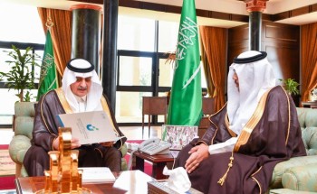 أمير تبوك يتسلّم التقرير السنوي لبنك التنمية الاجتماعية بالمنطقة