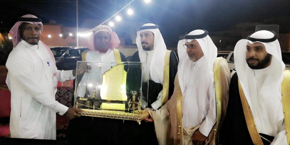شيوخ واعيان الحائط يكرمون المحافظ ” عودة العودة”