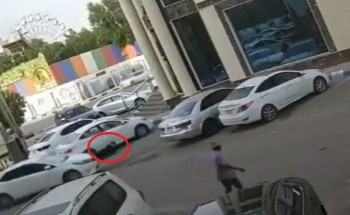 فيديو متداول .. مقيم يمني يطلق النار على مواطن أمام فندق في “حفر الباطن” فيديو متداول .. مقيم يمني يطلق النار على مواطن أمام فندق في “حفر الباطن”