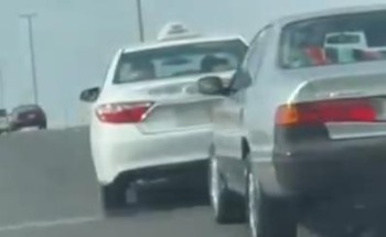 كادا أن يتسببا في أكثر من حادِث .. بالصور: ضبط قائدي مركبتين قادا بتهور على طريق في جدة كادا أن يتسببا في أكثر من حادِث .. بالصور: ضبط قائدي مركبتين قادا بتهور على طريق في جدة
