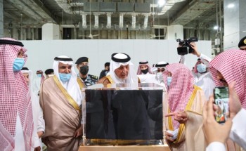 معالي الرئيس العام يقدم مجسماً تذكارياً للمسجد الحرام إلى سمو أمير منطقة مكة