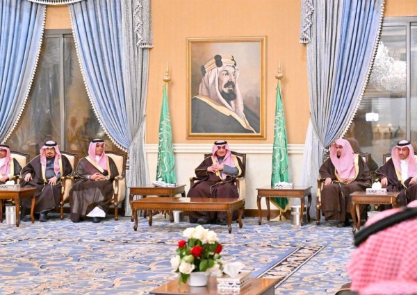 أمير تبوك يستقبل المواطنين في اللقاء الأسبوعي