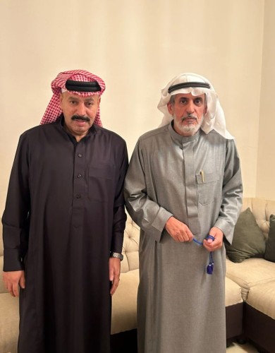 الباحث مبارك الزبني يزور الفنان خالد السلامة في ديوانه الخاص بحائل للاطمئنان على صحته
