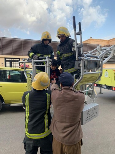 مدني عنيزة يحرر طفل احتجز خارج “سياج” غرفة منزله