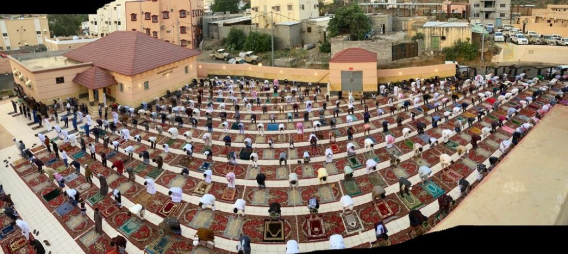 شاهد .. جموع المصلين يؤدون صلاة العيد في أكثر من عشرين ألف بمختلف مناطق المملكة للعام الجاري 1442هـ