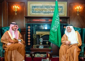 أمير تبوك يبحث مع وزير البلديات والإسكان مشروعات التنمية والسكن في المنطقة