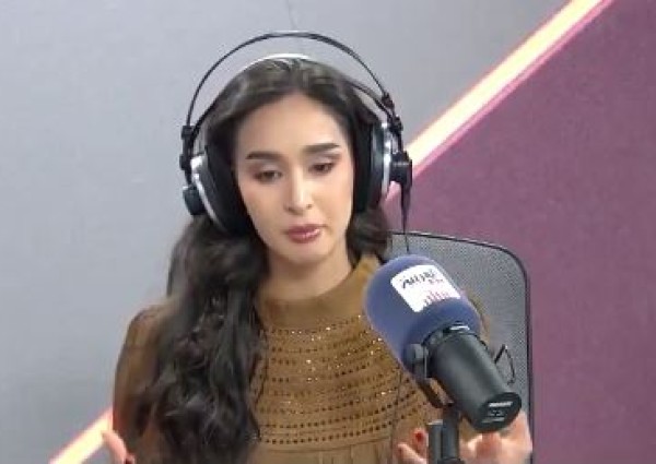 لم تتمالك دموعها على الهواء.. منال الأحمد: المملكة منحتني الحياة والأمان والفرص (شاهد)