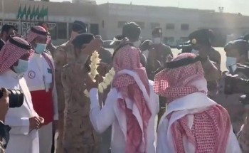 بالفيديو .. وصول 15 أسيراً سعودياً و 4 أسرى سودانيين إلى قاعدة الملك سلمان الجوية بالرياض بالفيديو .. وصول 15 أسيراً سعودياً و 4 أسرى سودانيين إلى قاعدة الملك سلمان الجوية بالرياض