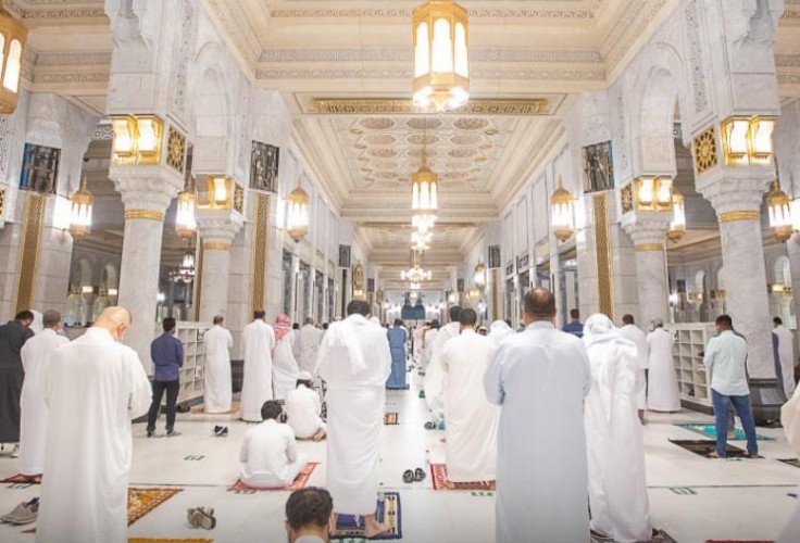 في رابع ليالي رمضان .. بالفيديو: صلاة التراويح في الحرمين الشريفين