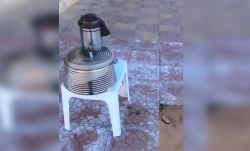 شاهد: مواطنة تجهز إفطار كل يوم صباحا للمارة .. وموثق الفيديو: يكشف السبب!