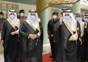 أمير تبوك ينقل تحيات خادم الحرمين وولي العهد لخريجي وخريجات الدفعة الرابعة عشر من جامعة تبوك أمير تبوك ينقل تحيات خادم الحرمين وولي العهد لخريجي وخريجات الدفعة الرابعة عشر من جامعة تبوك