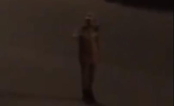 شاهد.. كيف تفاعل رجل أمن مع ترديد النشيد الوطني من شرفات المنازل شاهد.. كيف تفاعل رجل أمن مع ترديد النشيد الوطني من شرفات المنازل