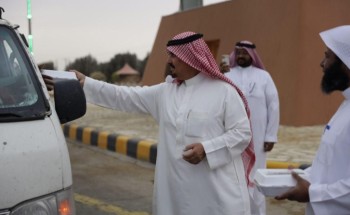 محافظ وادي الدواسر يشارك فريق مبادرة التطوعي بالشرافاء وتوزيع وجبات إفطار الصائم على المسافرين ومرتادي الطريق محافظ وادي الدواسر يشارك فريق مبادرة التطوعي بالشرافاء وتوزيع وجبات إفطار الصائم على المسافرين ومرتادي الطريق