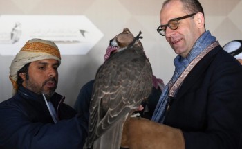السفير النمساوي في مهرجان الصقور لمتابعة مسابقة الملواح السفير النمساوي في مهرجان الصقور لمتابعة مسابقة الملواح