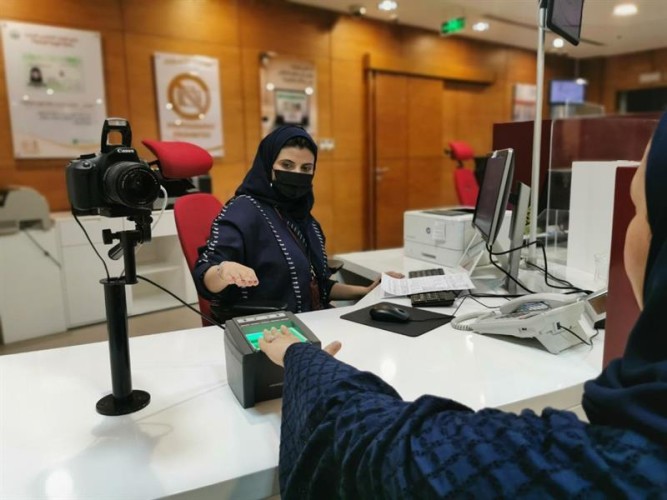 هل يشترط لون محدد للحجاب في صورة بطاقة الهوية للسيدات؟ .. الأحوال المدنية ترد!