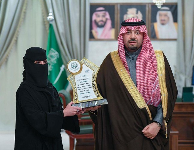 أمير الشمالية يكرّم الممرضة “آمال شمات العنزي”