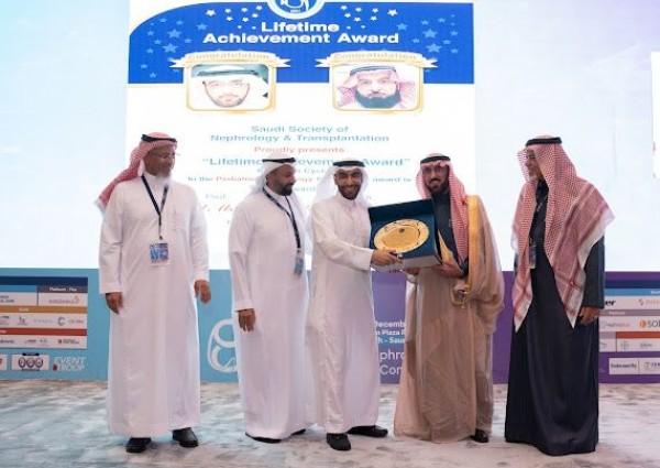 بروفيسور السعران يحصل على جائزة الإنجاز مدى الحياة 2024 بروفيسور السعران يحصل على جائزة الإنجاز مدى الحياة 2024
