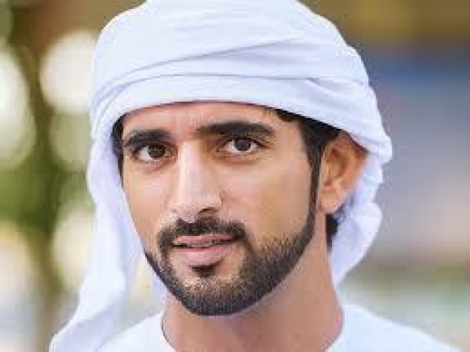 ولي عهد دبي يفاجئ طفلاً سعودياً مولعاً بالخيل ويهديه  حصاناً .. والأخير يطلق عليه اسم “ياقوت”