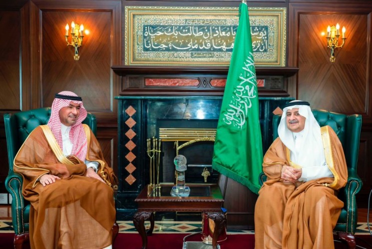 أمير تبوك يبحث مع وزير البلديات والإسكان مشروعات التنمية والسكن في المنطقة