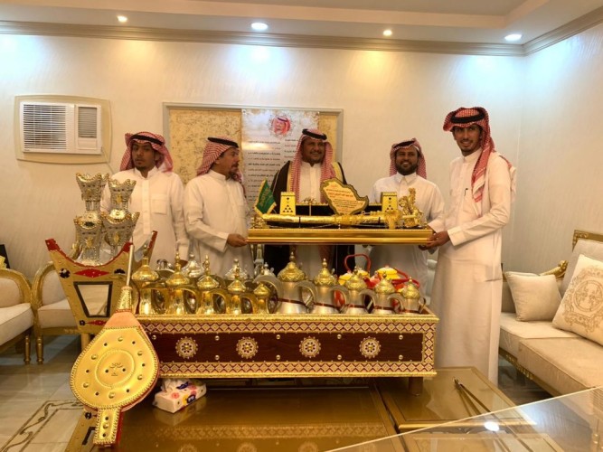 الهدايا سبقت الافتتاح .. اقتراب افتتاح ديوان رجل الأعمال “عايد بن خلف” في أم شعاري جنوب حائل .. والأخير: سيكون عامر بالخير والرجال