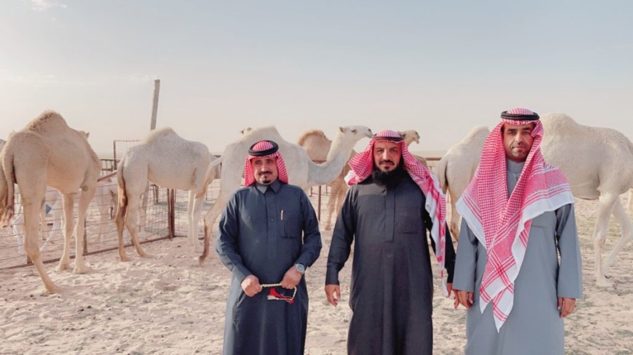 في زيارة لمد جسور الصداقة .. مالك منقية الراهيات “نويمي بن نماء المظيبري” يستقبل عدد من رجال الأعمال والإعلاميين والشعراء في الخفجي