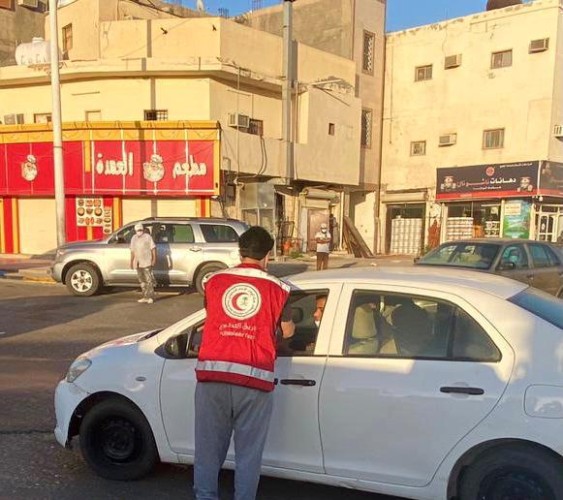 متطوعو هلال القريات يوزعون وجبات الإفطار ببعض المواقع العامة