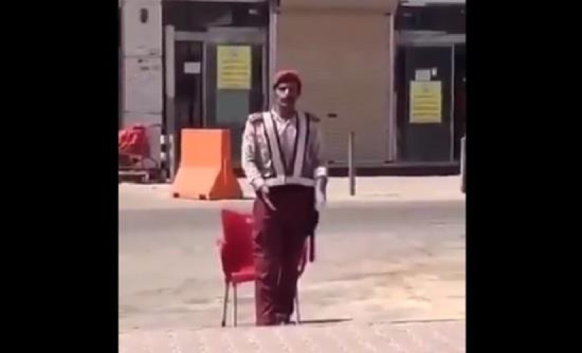 شاهد: رجل أمن يشتكي من إزالة الغرفة المخصصة له للراحة من حرارة الشمس .. وتفاعل أمانة الجوف معه!