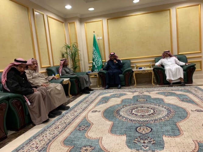 محافظ خيبر يعقد اجتماعاً مع روؤساء المجالس البلدية.